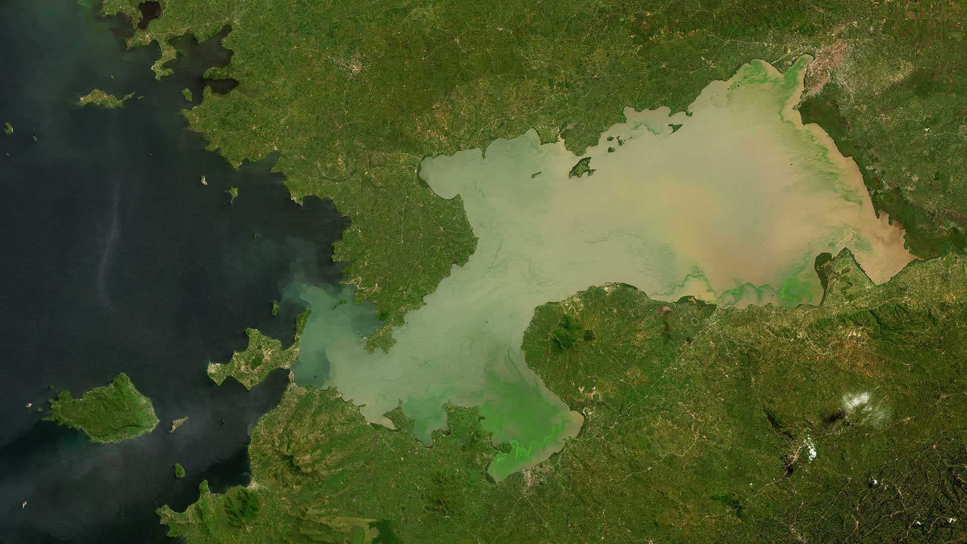 The water level of Lake Victoria in central Africa